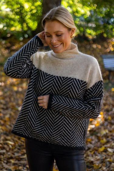 Eireann Sweater | Soft Cashmere Turtleneck Sweater 3