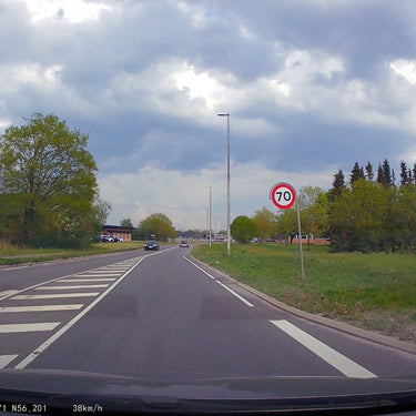 Car Dash Cam With Ultra HD 4K Dashcam Recording And Flip-Up Screen - Image 5