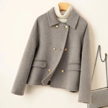 Elegant wool coat with doll collar and gold buttons 0