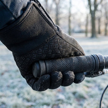 Thermal Gloves with Secure Waterproof Design and Touchscreen Compatibility - Image 4
